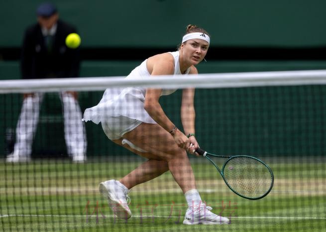 莱巴金娜发球强势 张帅虽败犹荣 莱巴金娜发球强势 张帅虽败犹荣